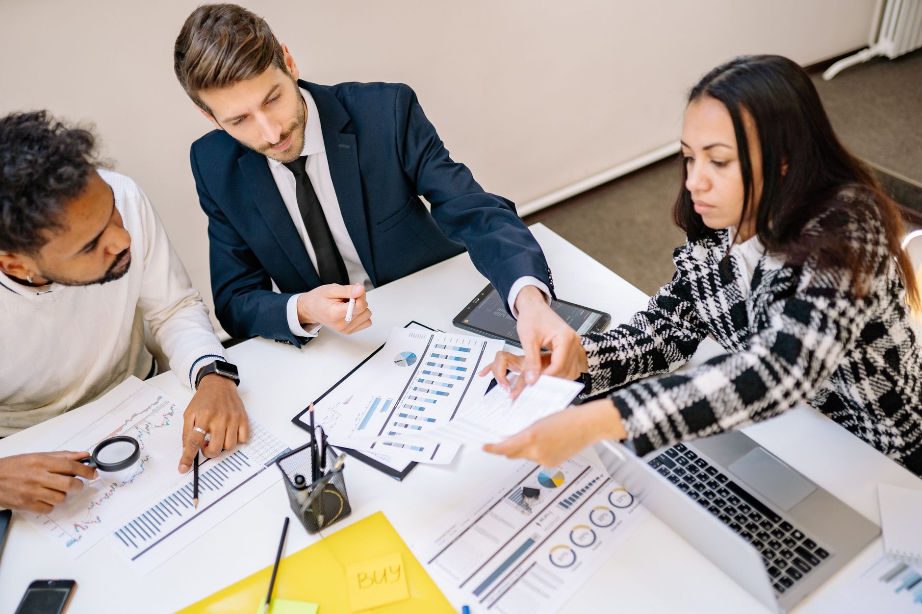 Consultant briefing a client during a project delivery meeting